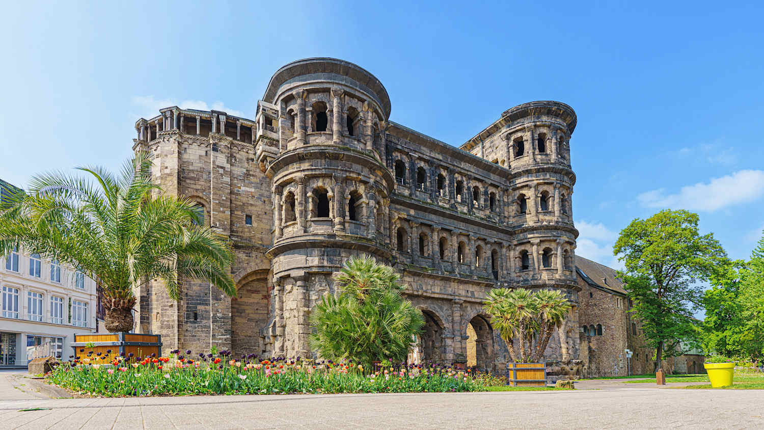 Die Porta Nigra in Trier an einem sonnigen Sommertag
