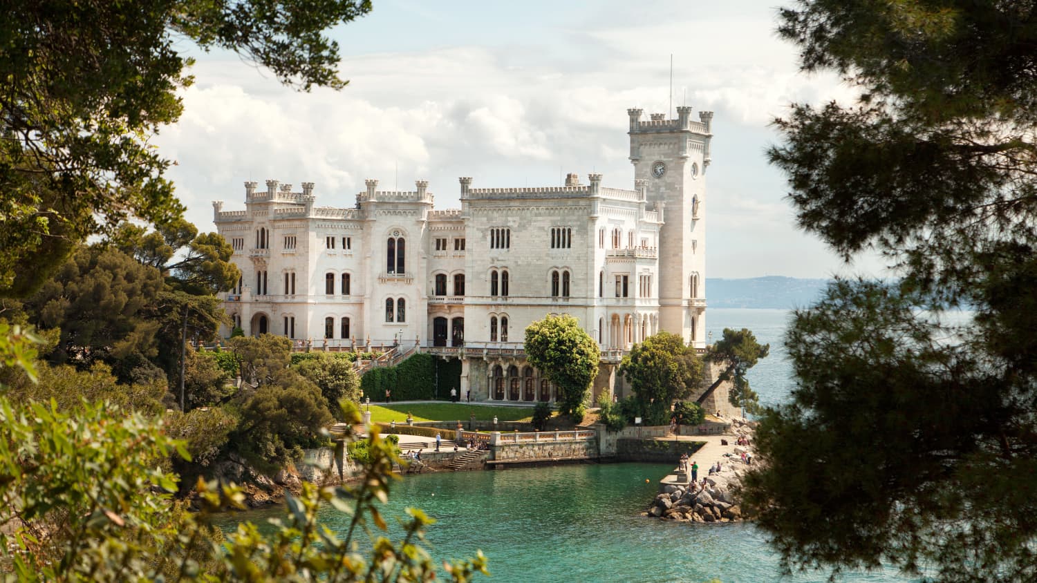 Eine Außenaufnahme des Castello di Miramare in Triest