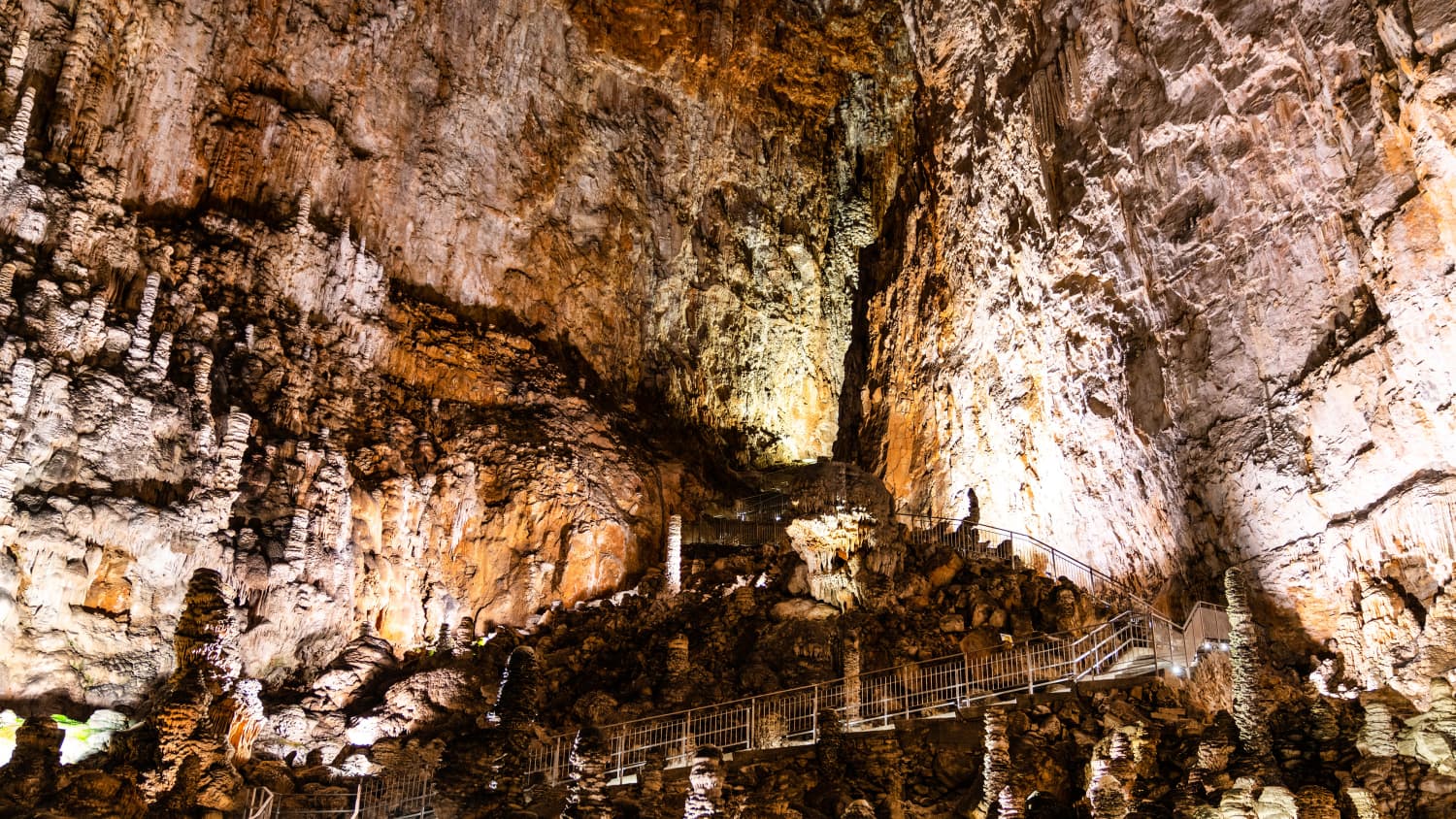 Eine Innenaufnahme der Grotta Gigante in Triest