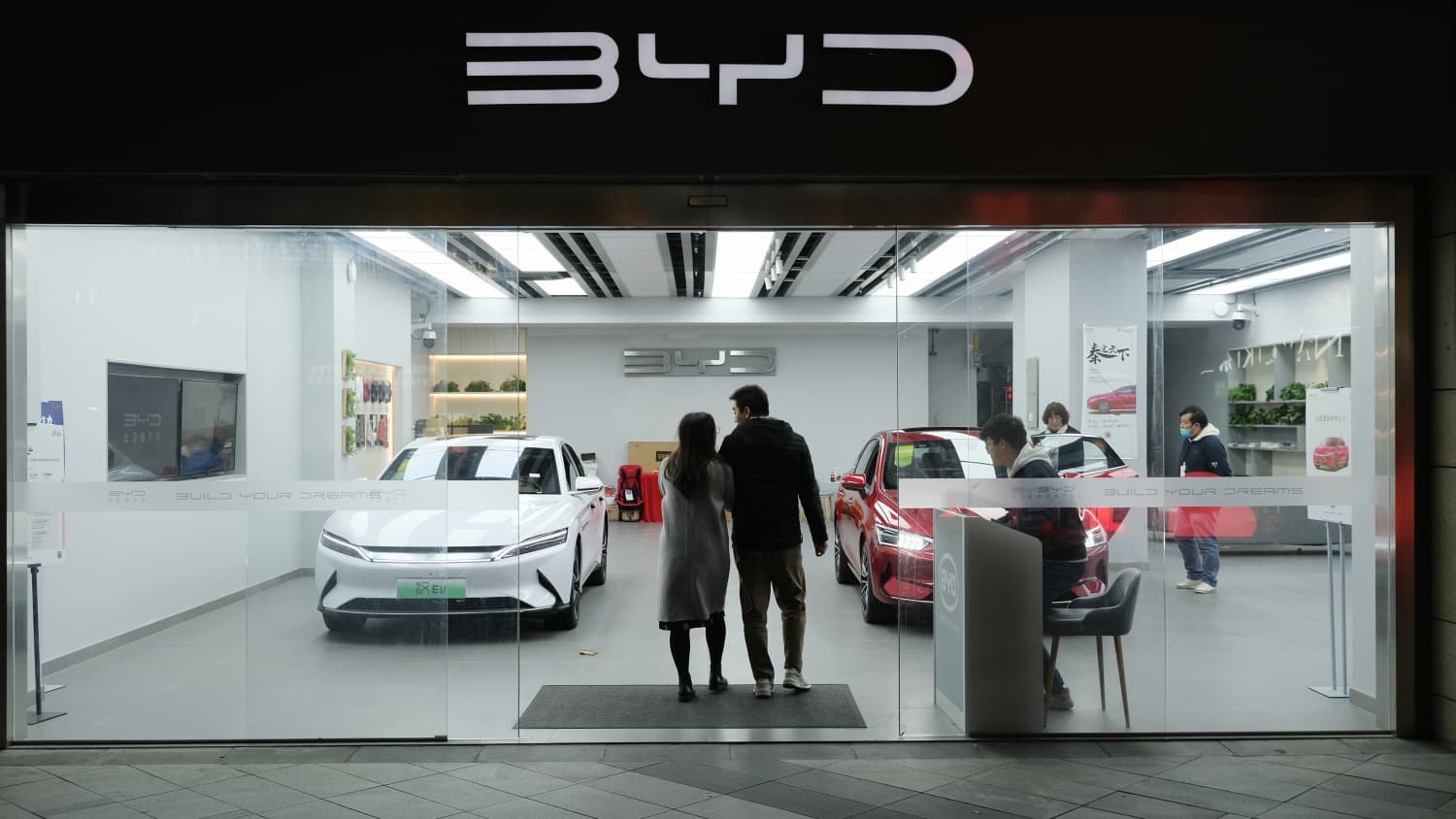 Ein paar schaut sich in einem Autohaus um