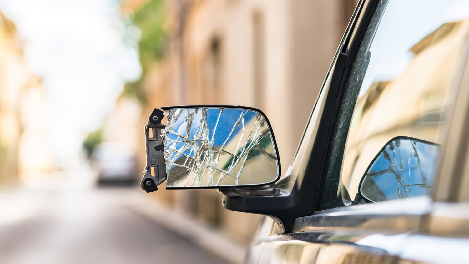 Nahaufnahme eines beschädigten Autoseitenspiegels nach einem Unfall