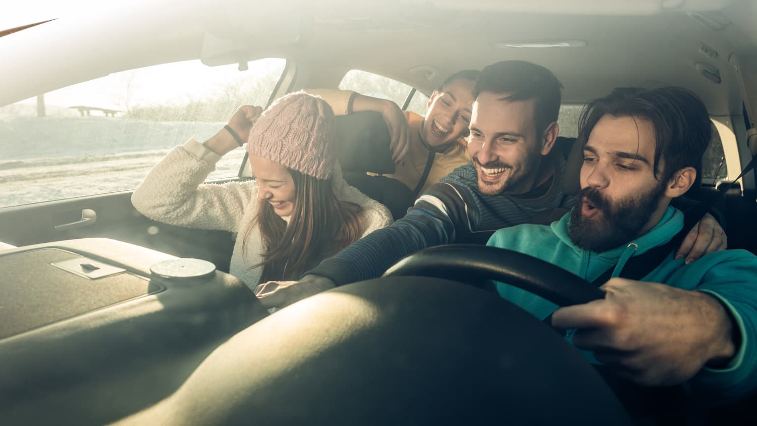 Junge Fahrer fahren zusammen im Auto