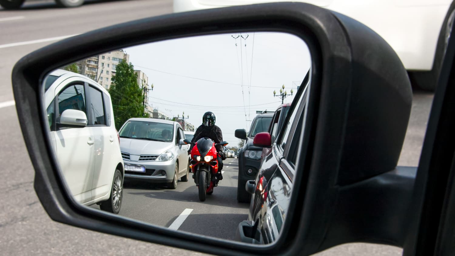 Ein Motorradfahrer drängelt sich durch eine Rettungsgasse