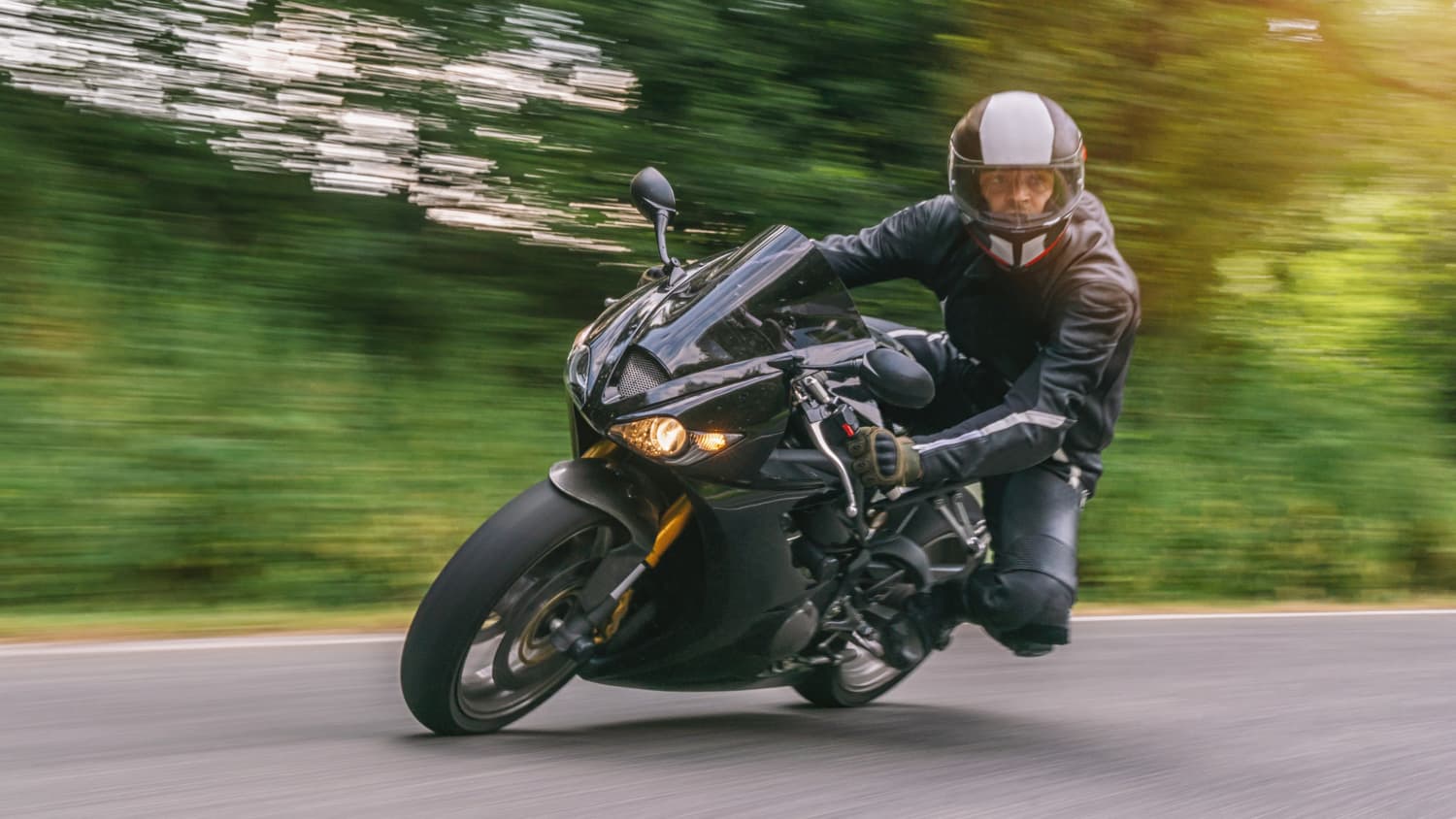 Motorradfahrer fährt auf seinem Motorrad