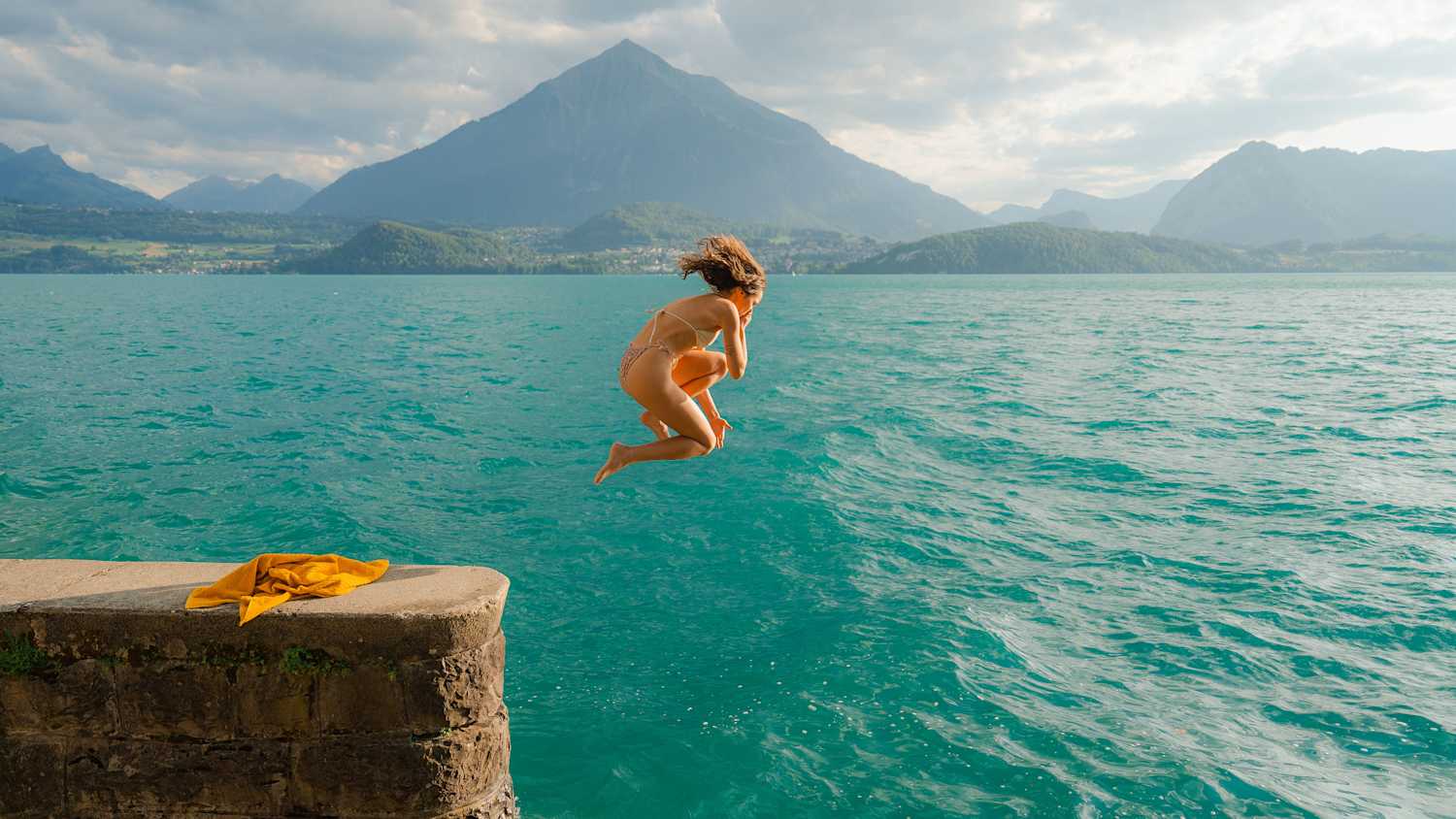 Eine Frau springt ins Meer