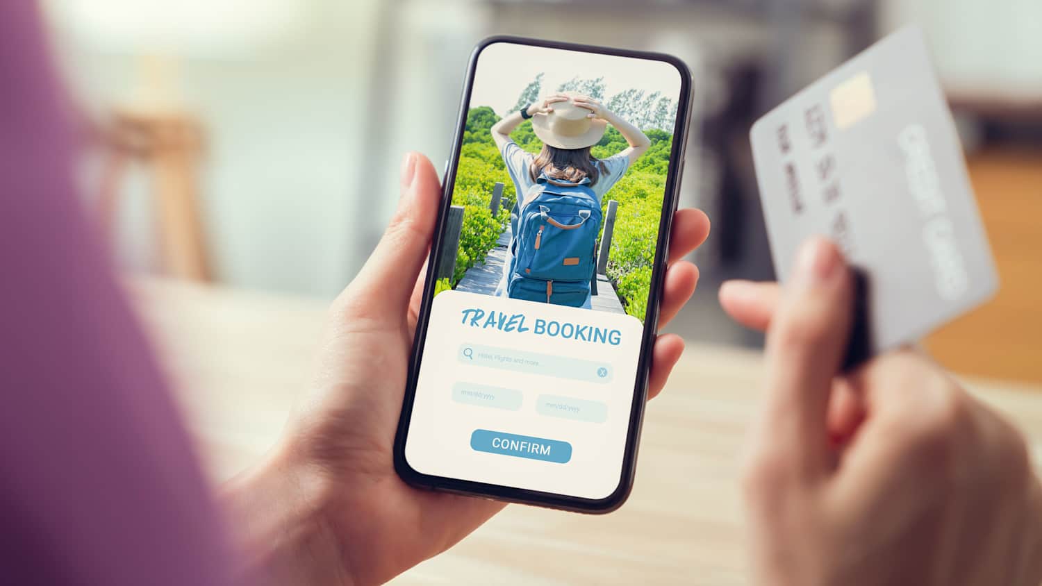 Eine Hrau hält ihr Handy in der Hand