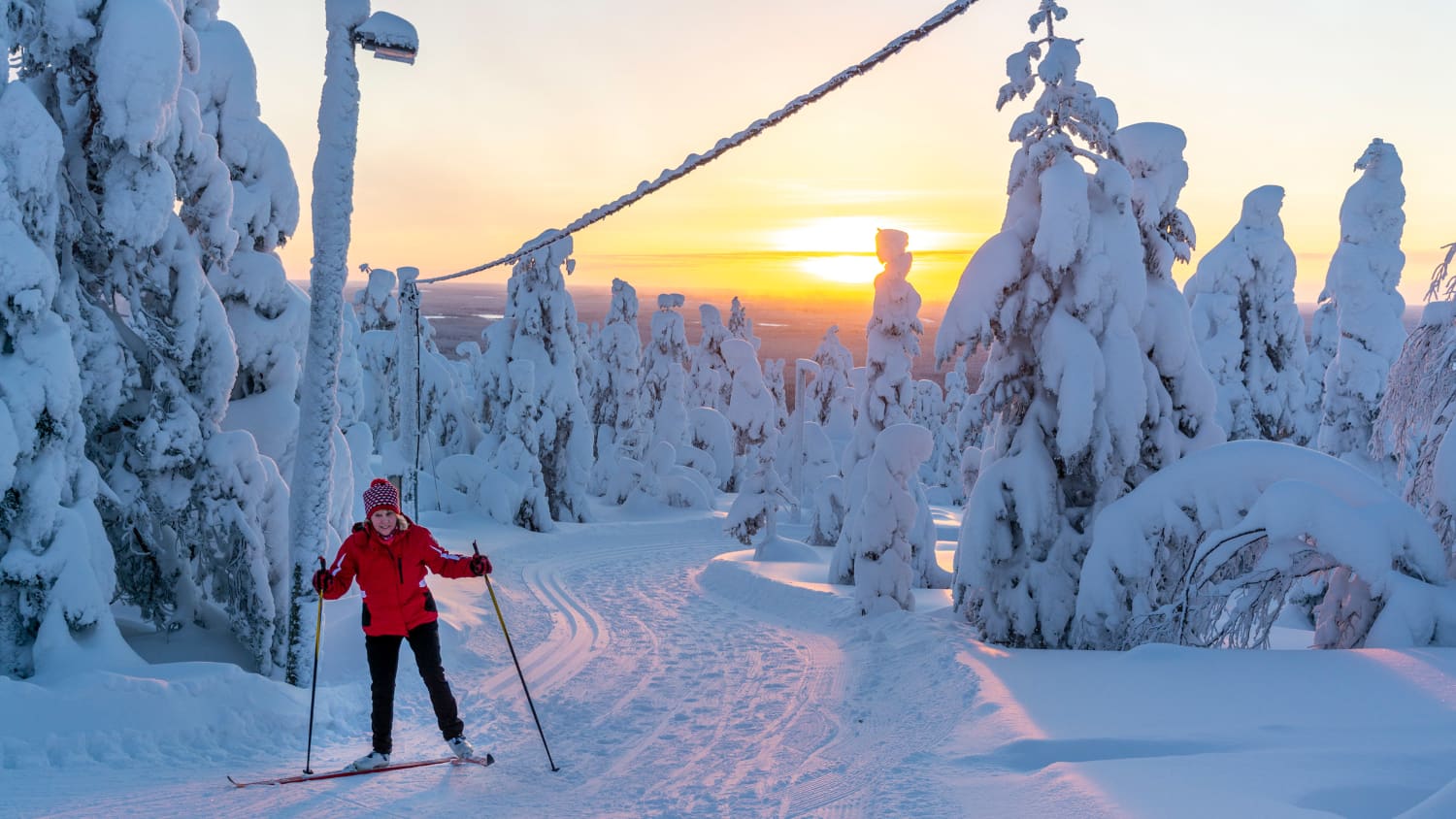 Eine Frau beim Langlauf in FInnland