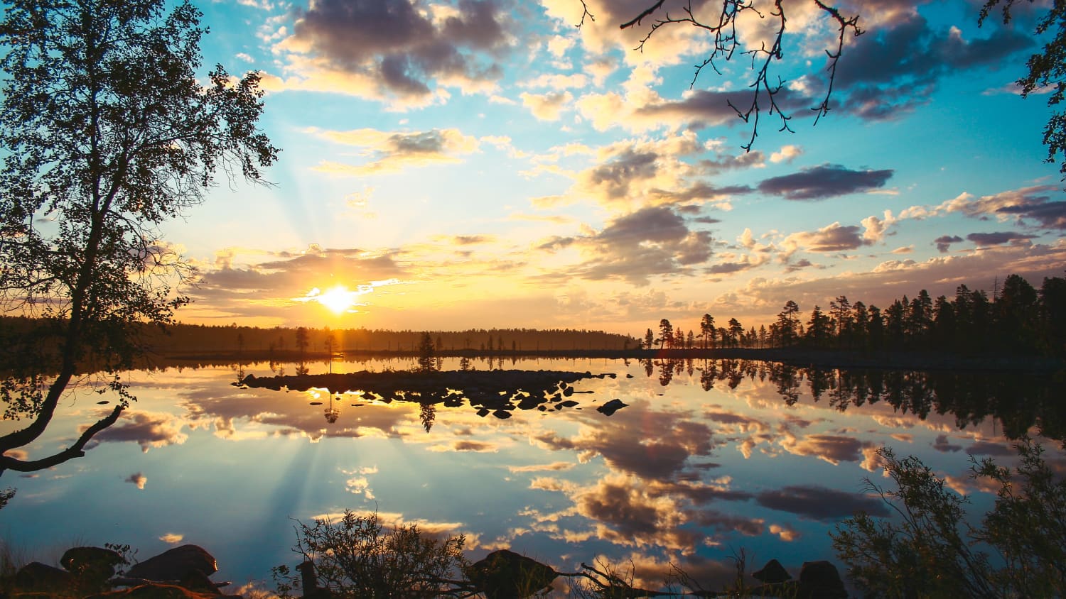 Mitternachtssonne an einem See in Finnland