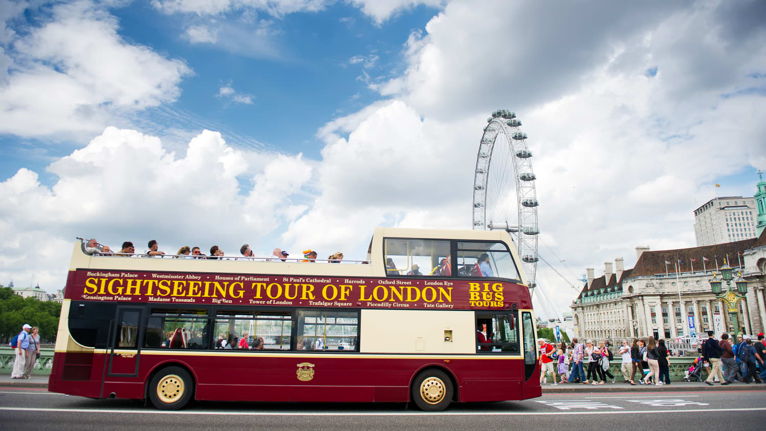 Ein Sightseeingbus vor dem London Eye
