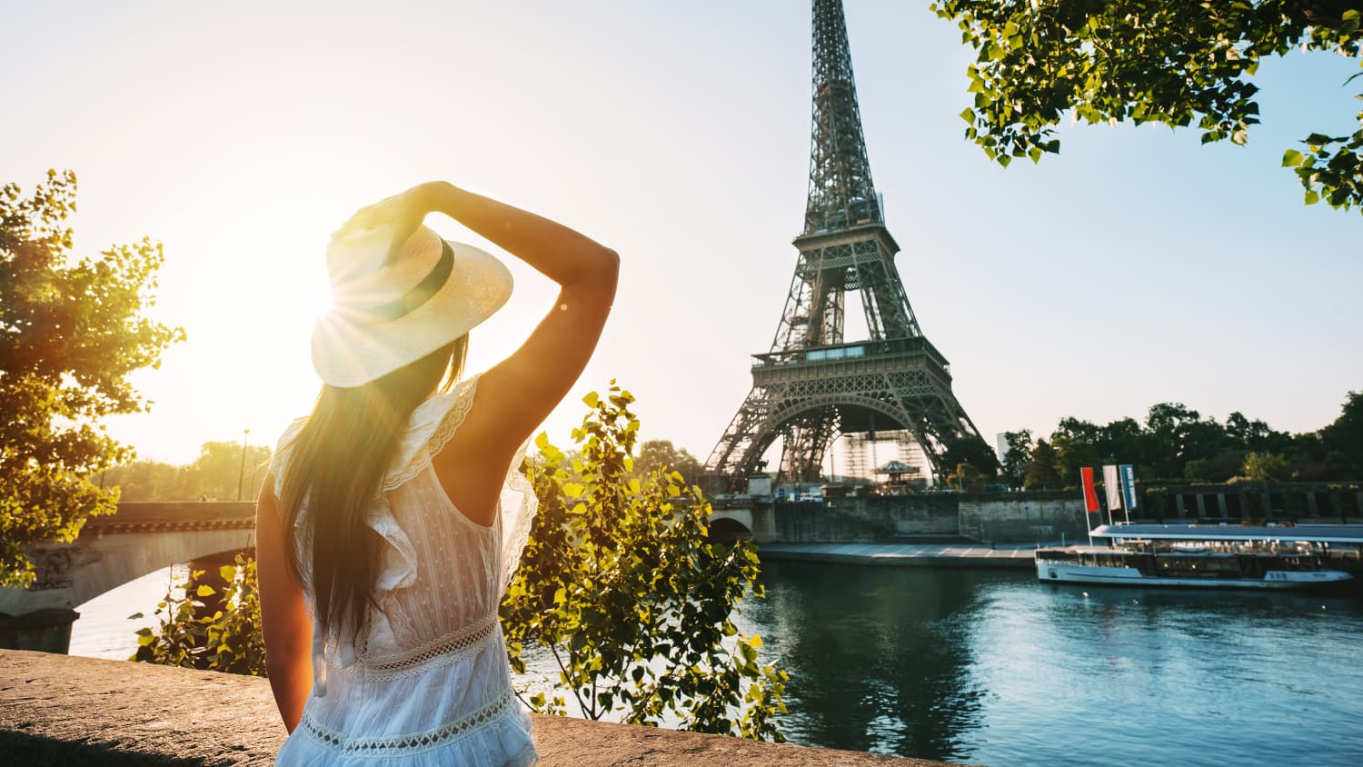 Frau blickt auf den Eifelturm in Paris