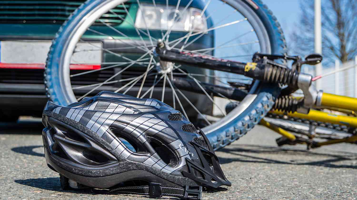 Ein Fahrrad liegt nach einem Unfall mit einem Auto auf der Straße