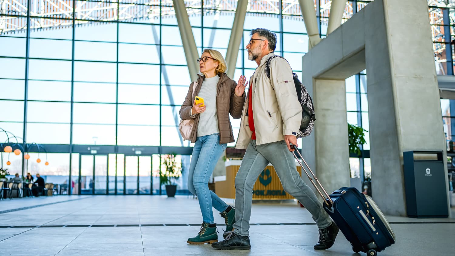 Ein Paar eilt durch den Flughafen