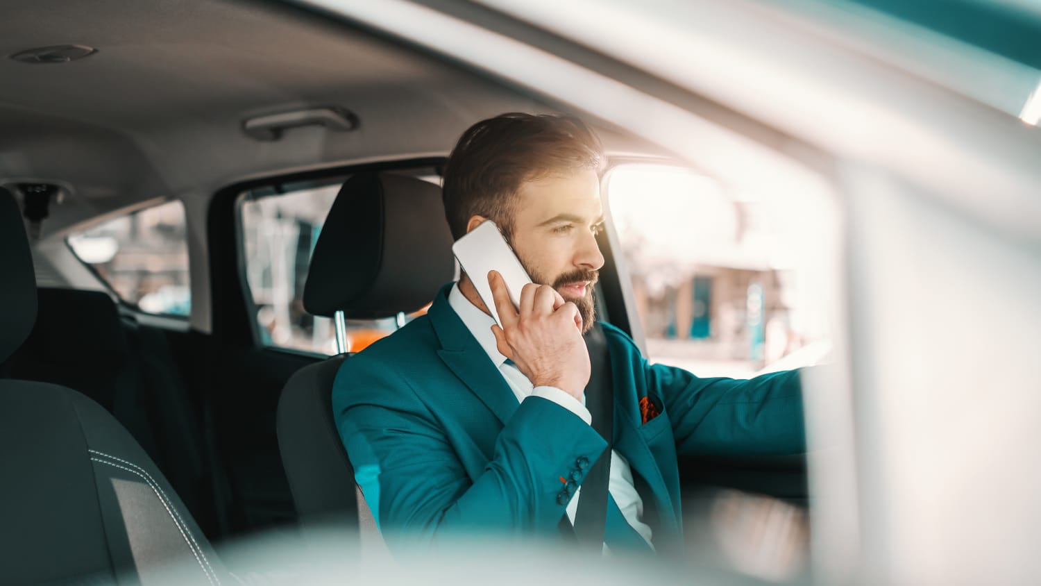 Geschäftsmann telefoniert während der Autofahrt