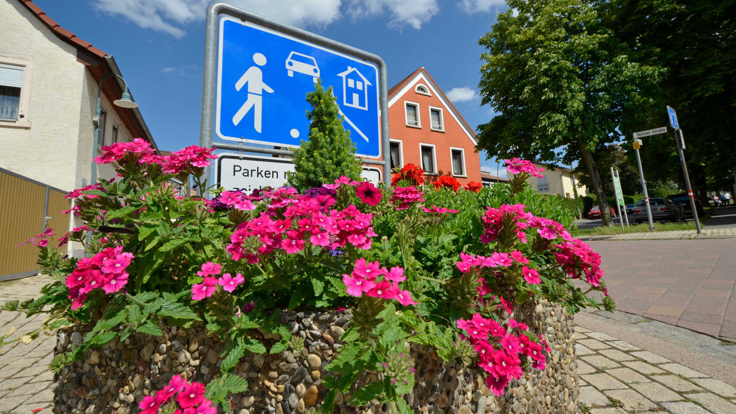 Spielstraßenschild mit Blumenkübel