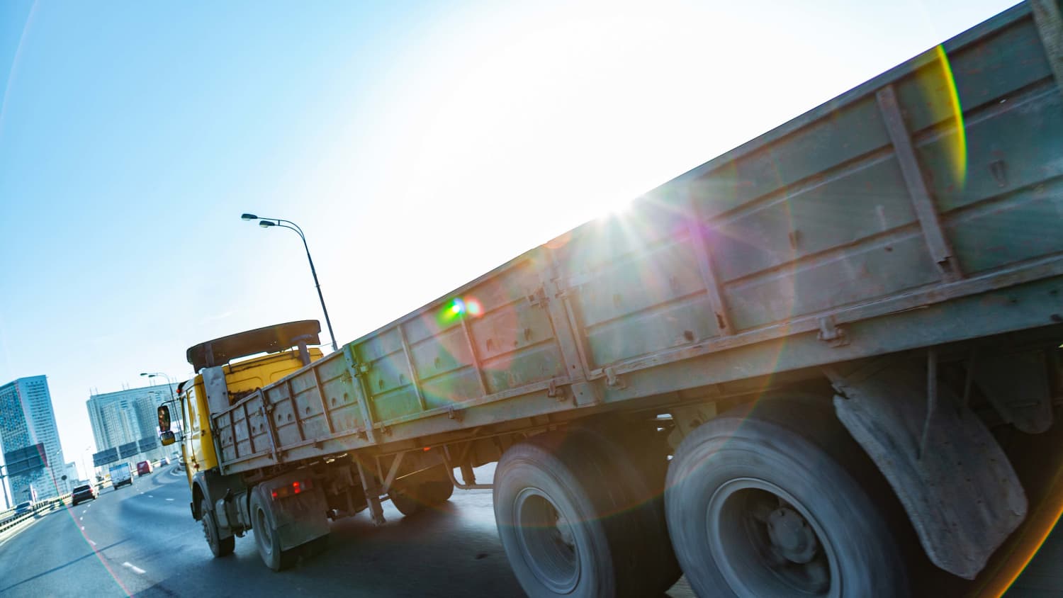 Ein LKW fährt auf einer Bundesstrasse