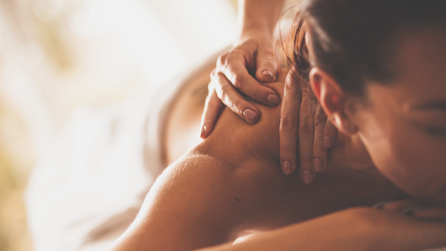 Frau bekommt eine Massage