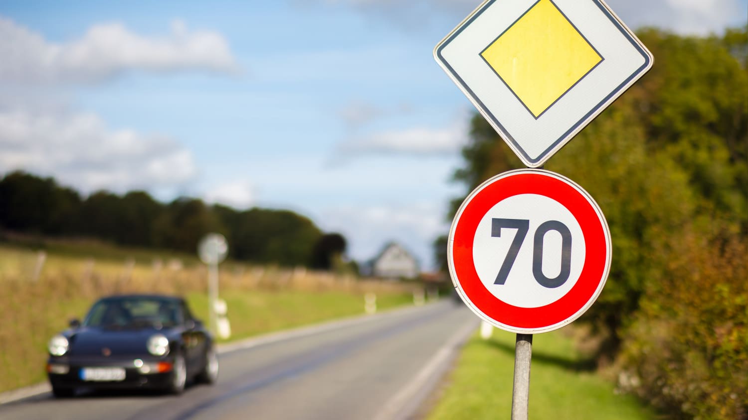 Ein Porsche fährt zu schnell auf einer Landstrasse bei Tempolimit 70