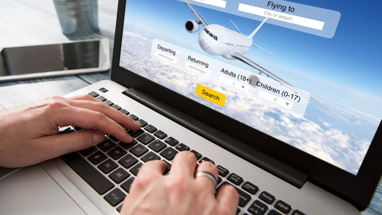Eine Person sucht nach einem Flug an ihrem Laptop