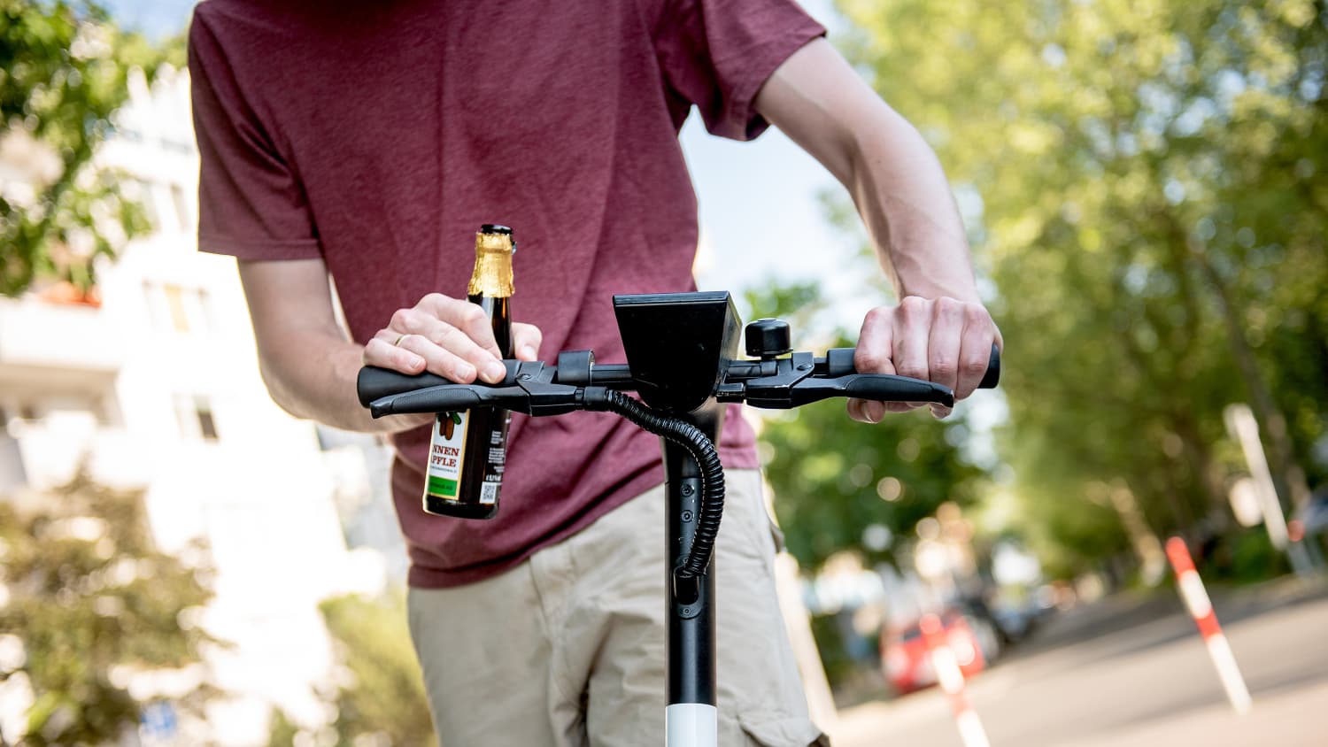 Ein Mann faehrt am 07.06.2021 alkoholisiert mit einem gemieteten E-Tretroller