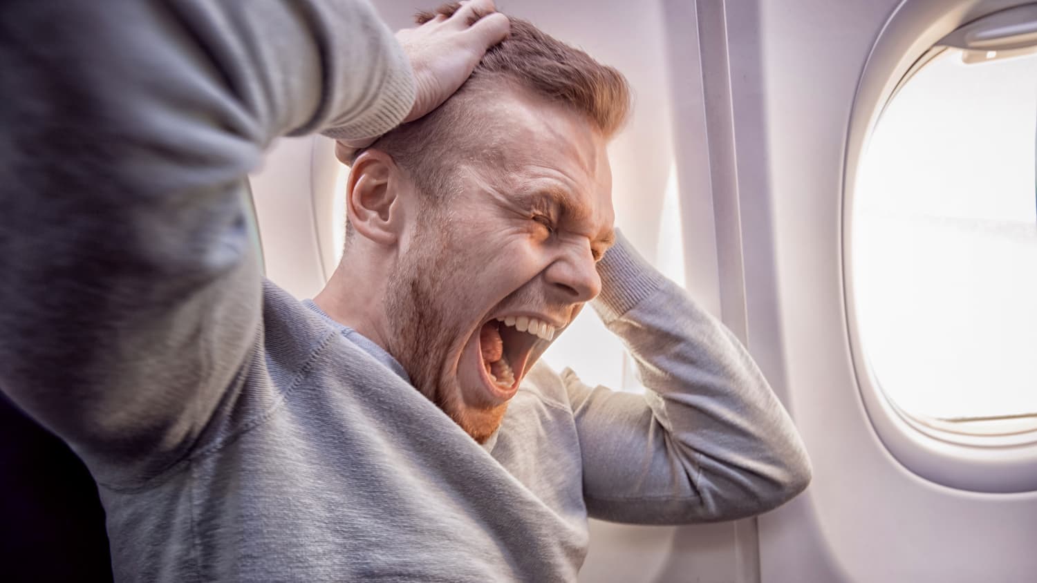 Schreiender Passagier in einem Flugzeug