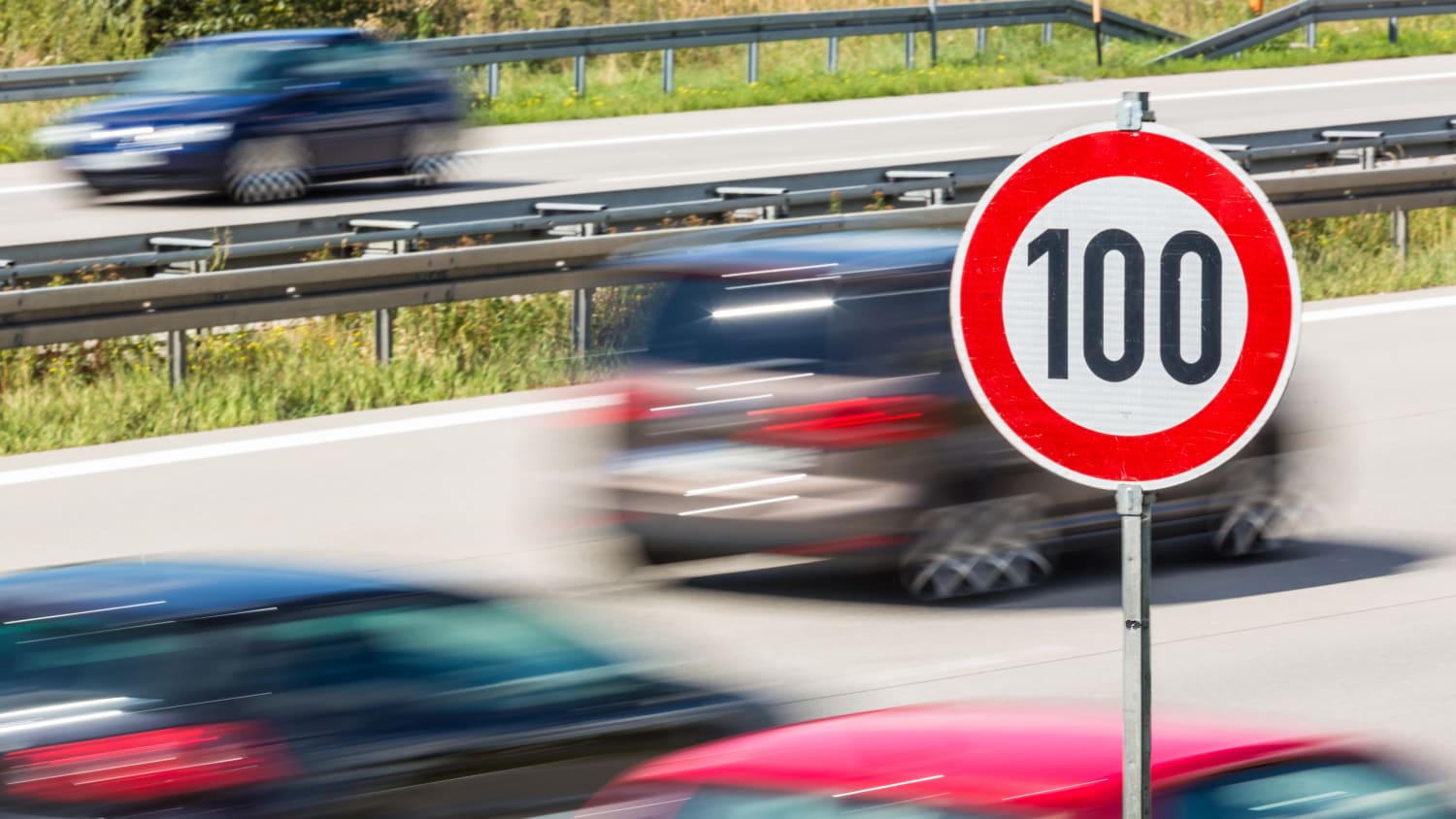 Geschwindigkeitsbeschränkung auf 100 auf der Autobahn