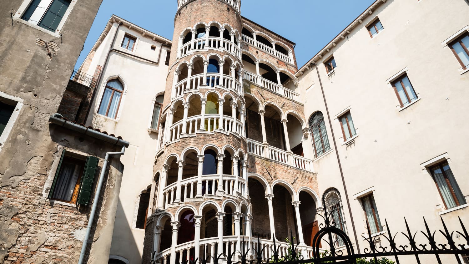 Das Treppenhaus des berühmten Palazzo Contarini in Venedig