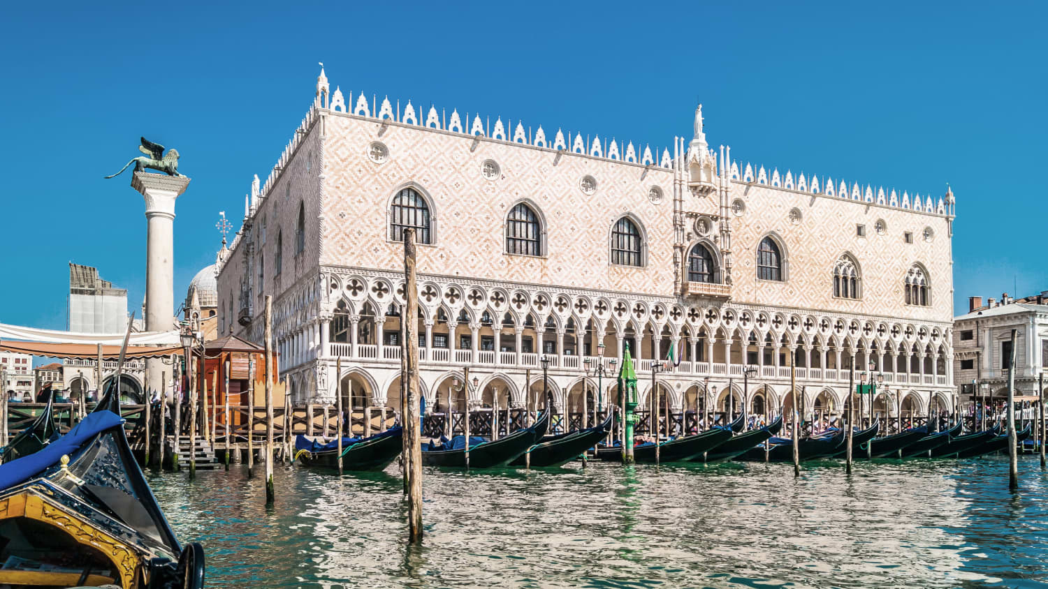 Der Dogenpalast in Venedig mit Kanal und Gondeln im Vordergrund