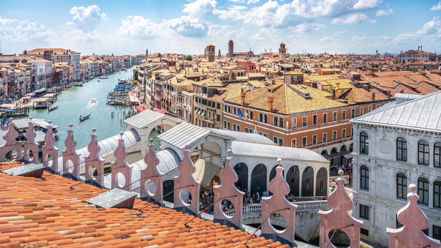 Die Rialto Brücke in Venedig aus der Luftperspektive von der Dachterrasse Fondaco Tedesci