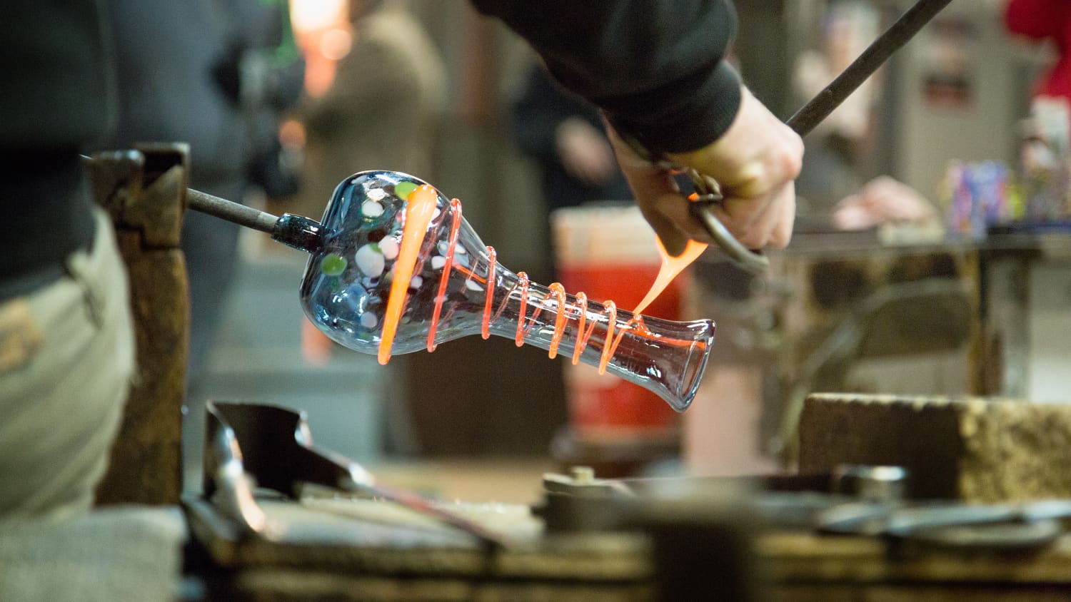 Glasbläser bei der Arbeit in Murano, Venedig