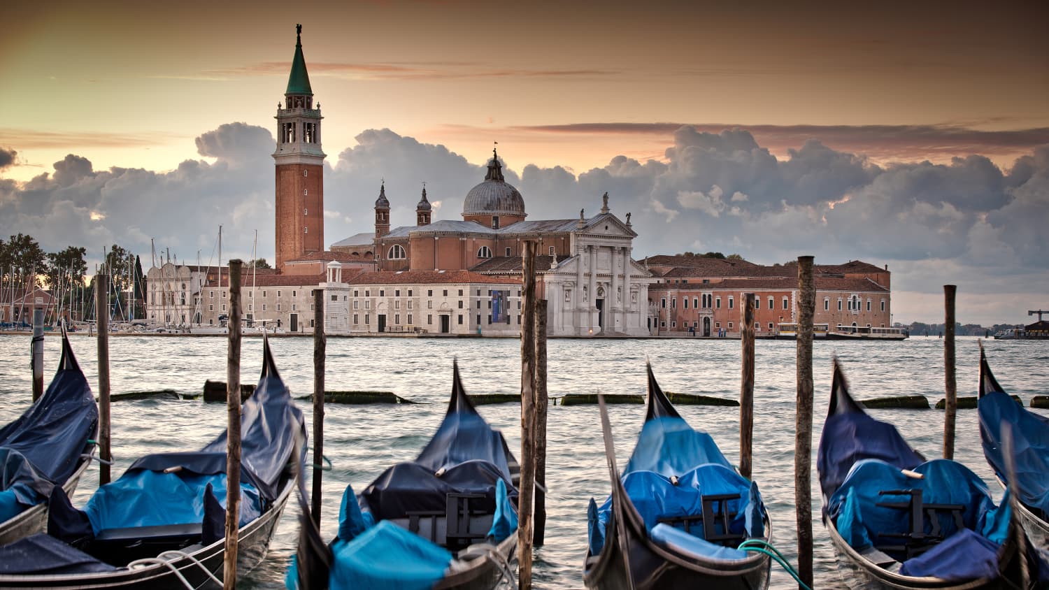San Marco mit der San Giorgio di Maggiore Kirche in Venedig, Wasser und Gondeln im Vordergrund