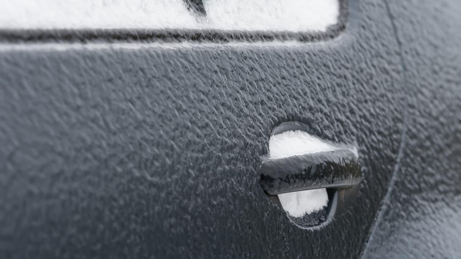 Autotür zugefroren und vereist: Mit diesem Trick geht sie wieder auf