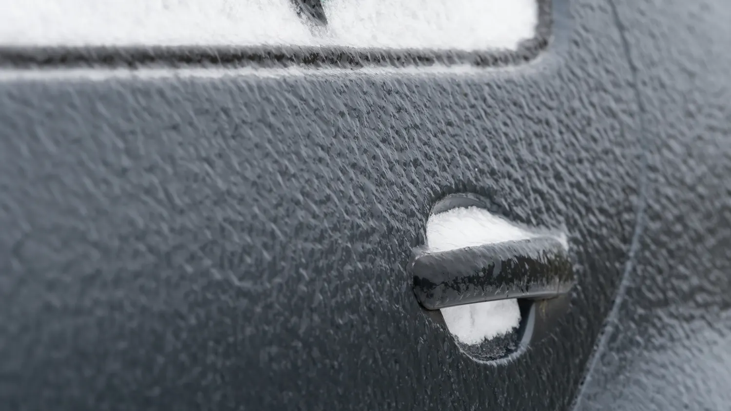 Warmes Wasser oder Enteiserspray: Was hilft bei einer zugefrorenen Autotür?