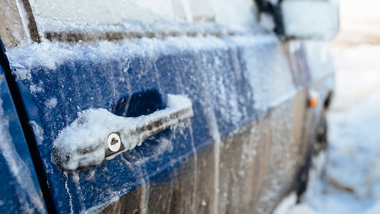PKW Türen enteisen - eingefrorene Tür und Kofferraum im Auto öffnen und  vorbeugen Anleitung 