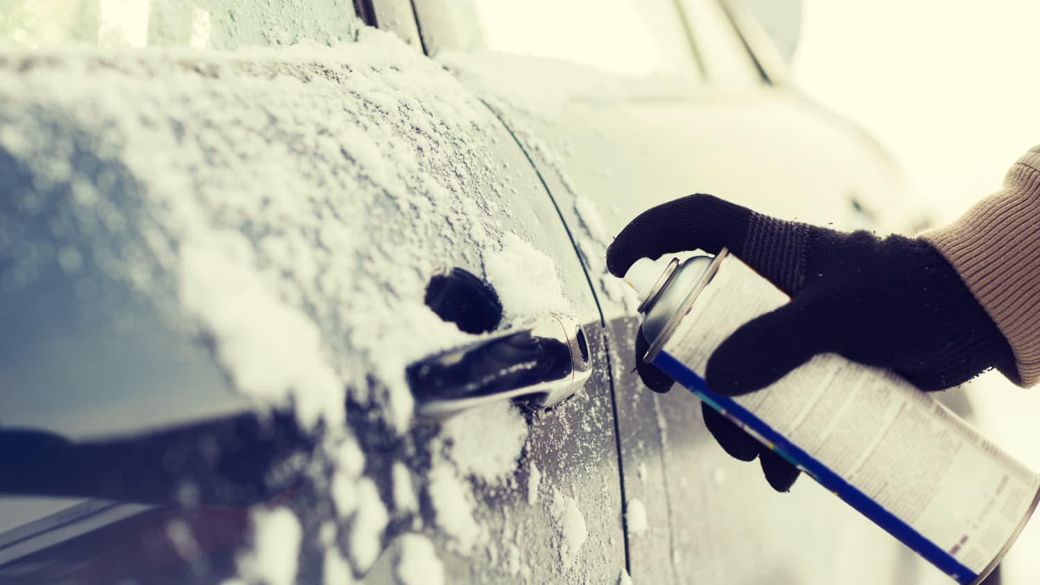 Auto-Ratgeber: So kommst du bei festgefrorener Tür wieder in dein Auto