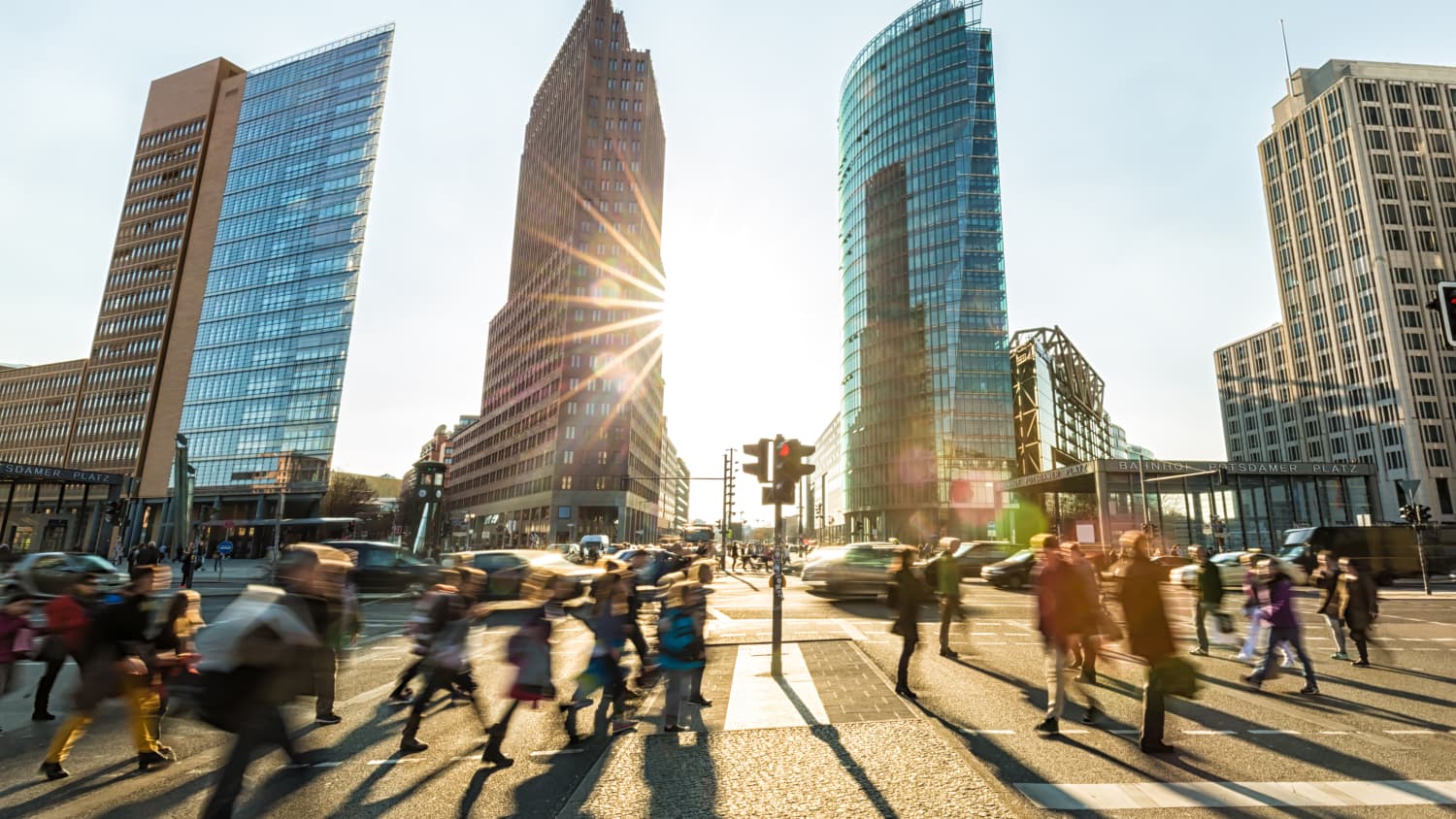 Fußgänger auf dem Potsdamer Platz in Berlin im Gegenlicht
