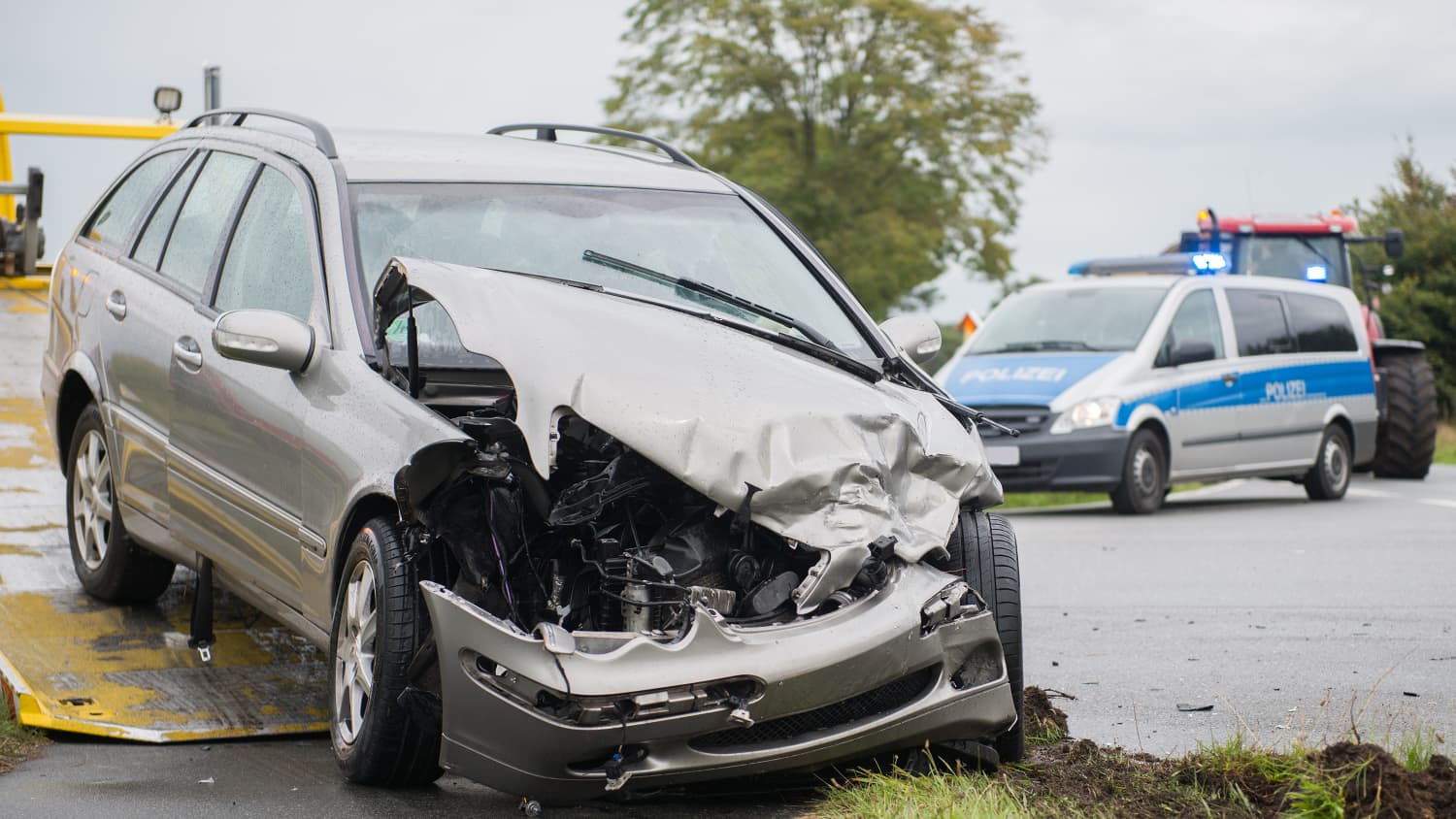 Ein Auto ist in einem Verkehrsunfall verwickelt und beschadet