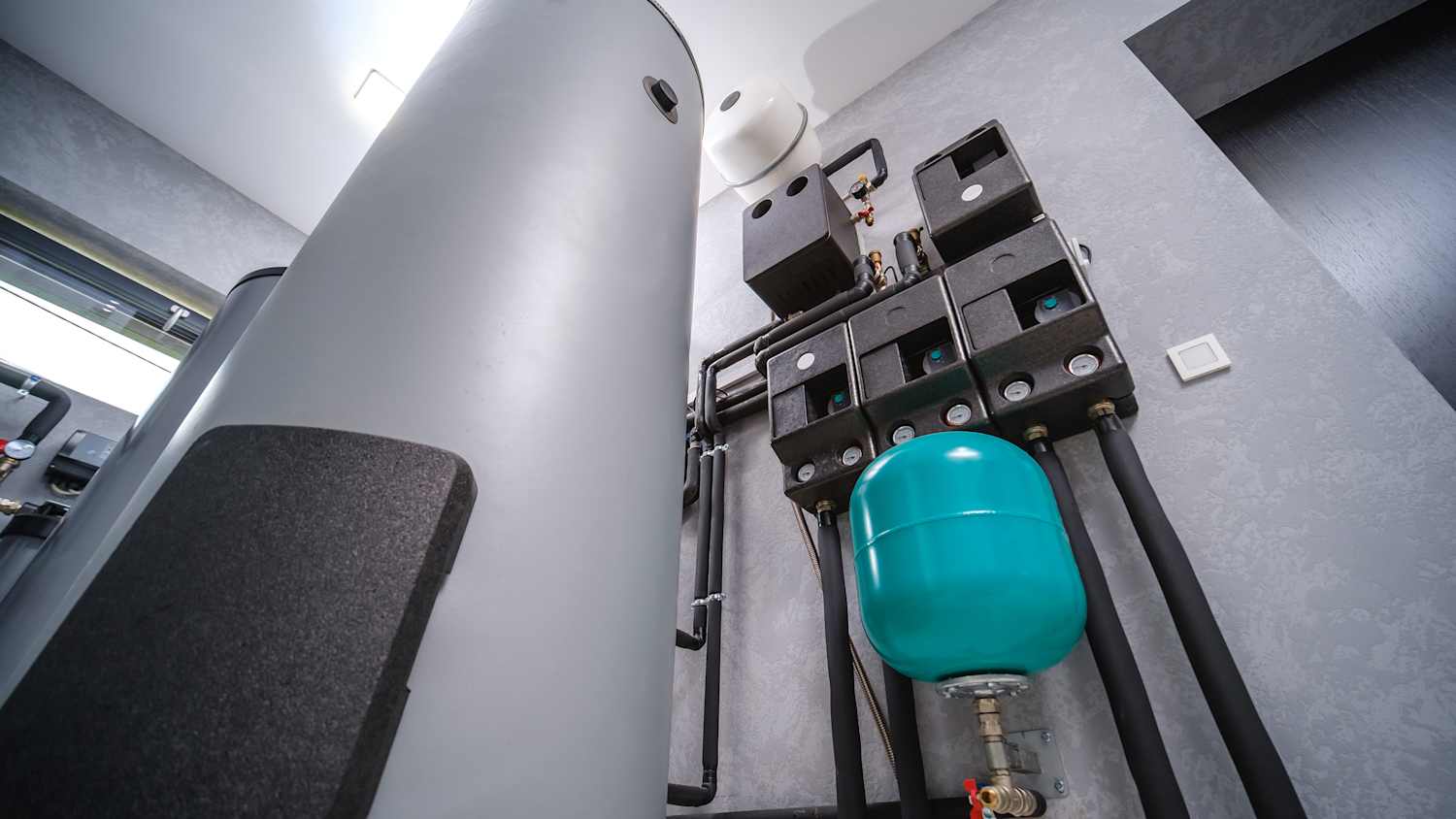 Aufnahme eines Warmwasserspeichers verbaut im Keller eines Wohnhauses