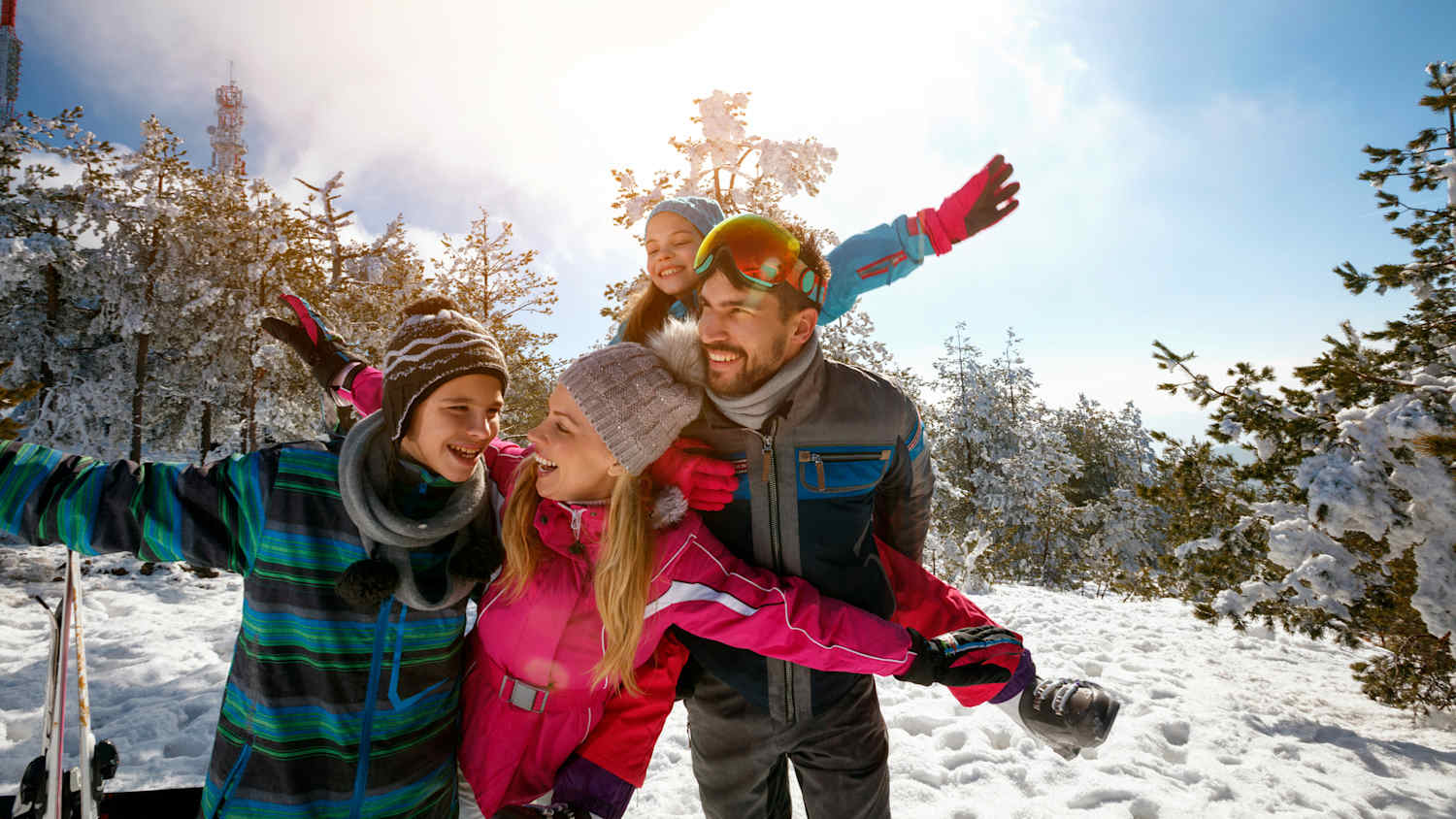 Eine Familie hat Spaß im Schnee