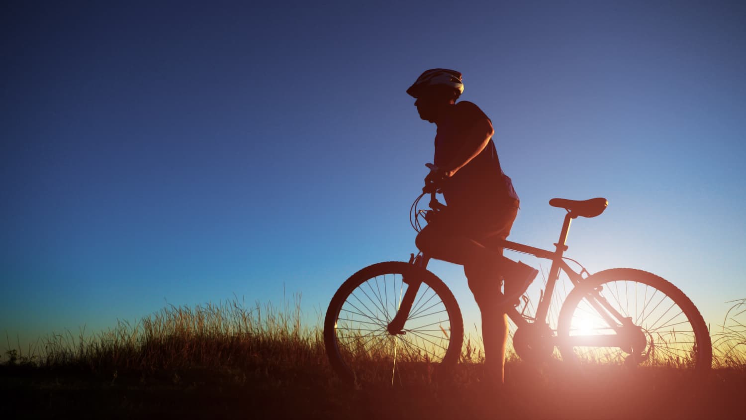 Ein Fahrradfahrer im Gegenlicht