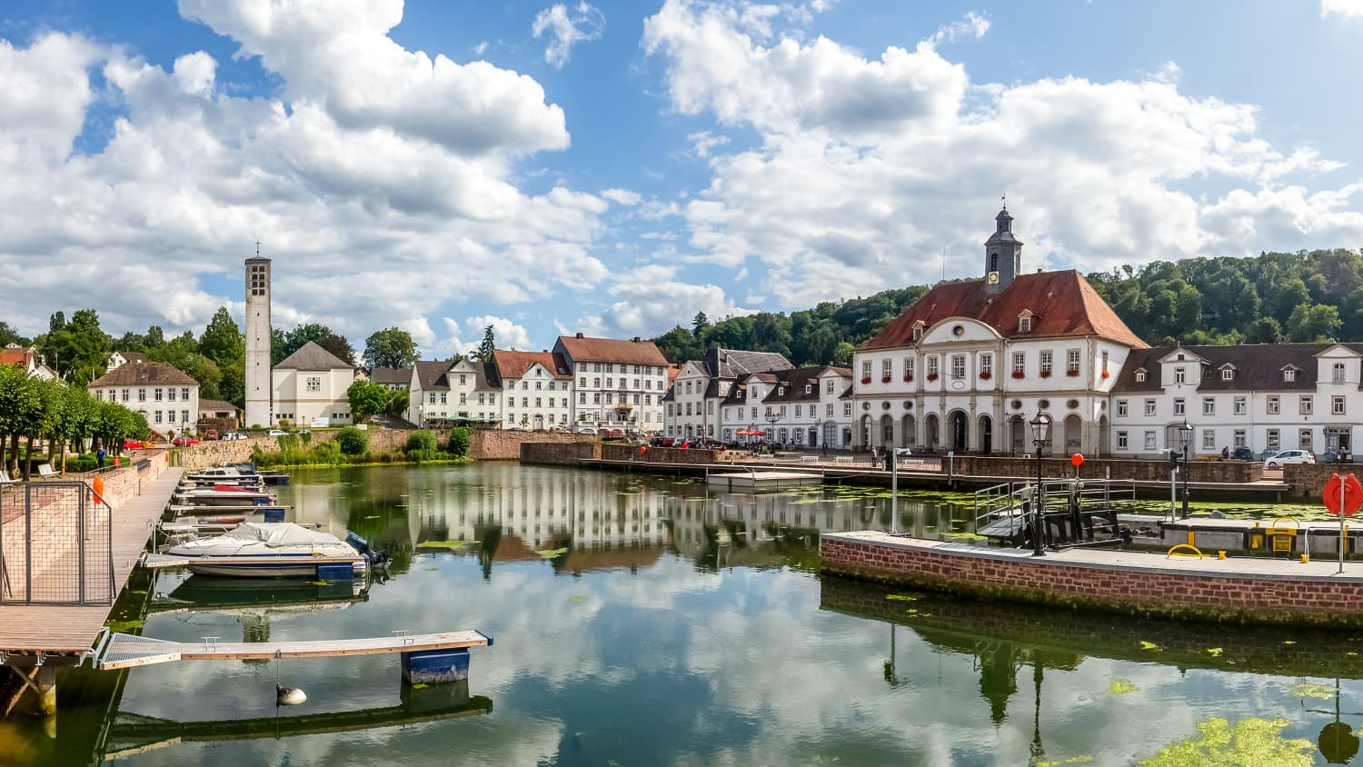 Blick über das Wasser auf den Hafen und die Stadt Bad Karlshafen