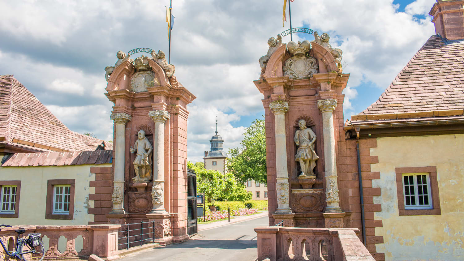 Prunkvolle Einfahrt zu einem Schloss