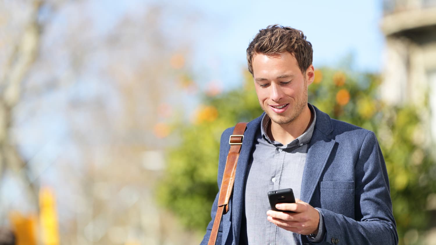 Mann informiert sich mit dem Handy in der Hand