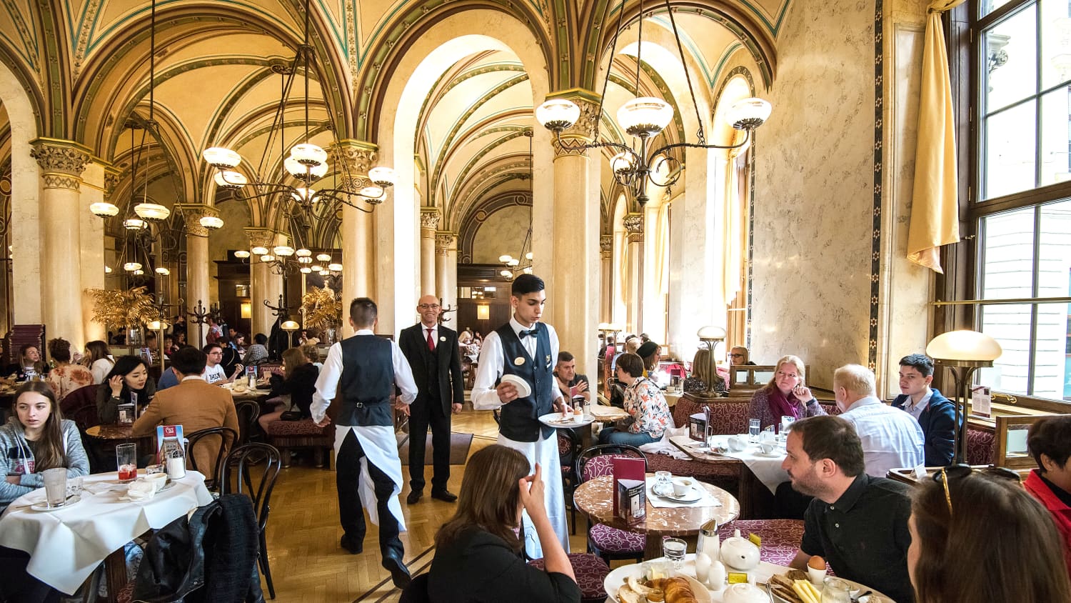 Gäste im Cafe Central in Wien