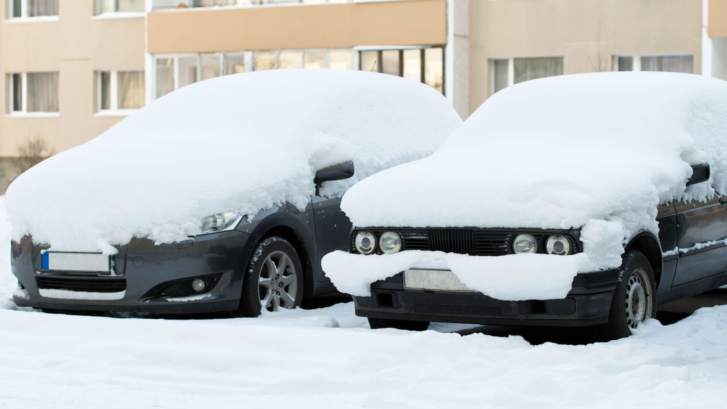 Zugeschneite Autos im Winter