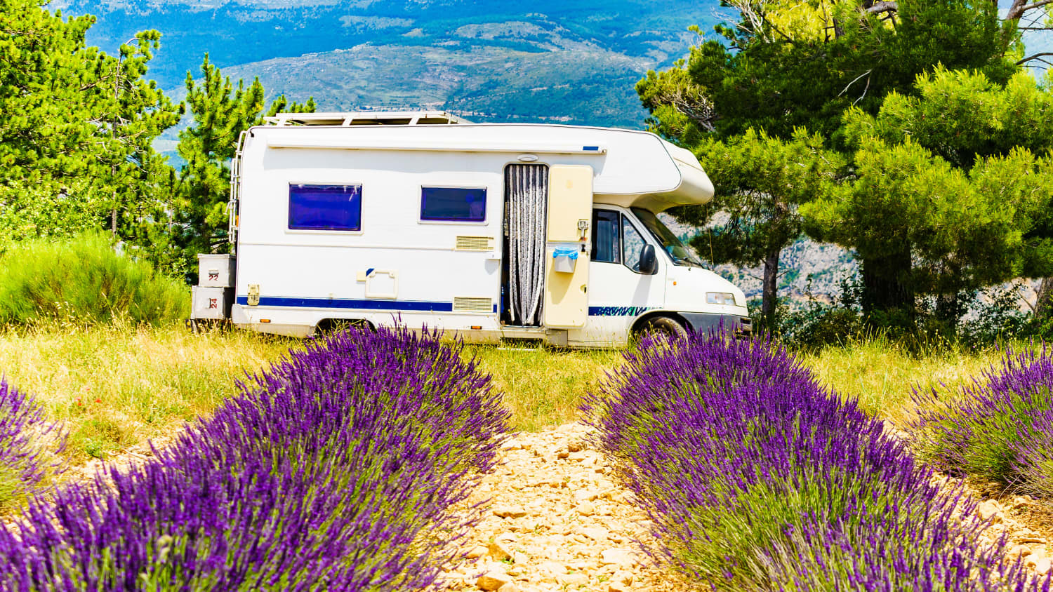 Seitenansicht eines Wohnmobils in der Provence