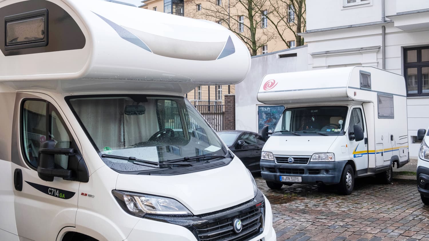 Ein Dieb macht sich nachts an einem Wohnmobil zu schaffen