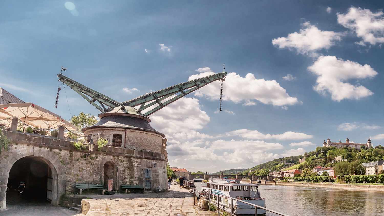 Der alte Kran am Mainufer, eine Sehenswürdigkeit in Würzburg