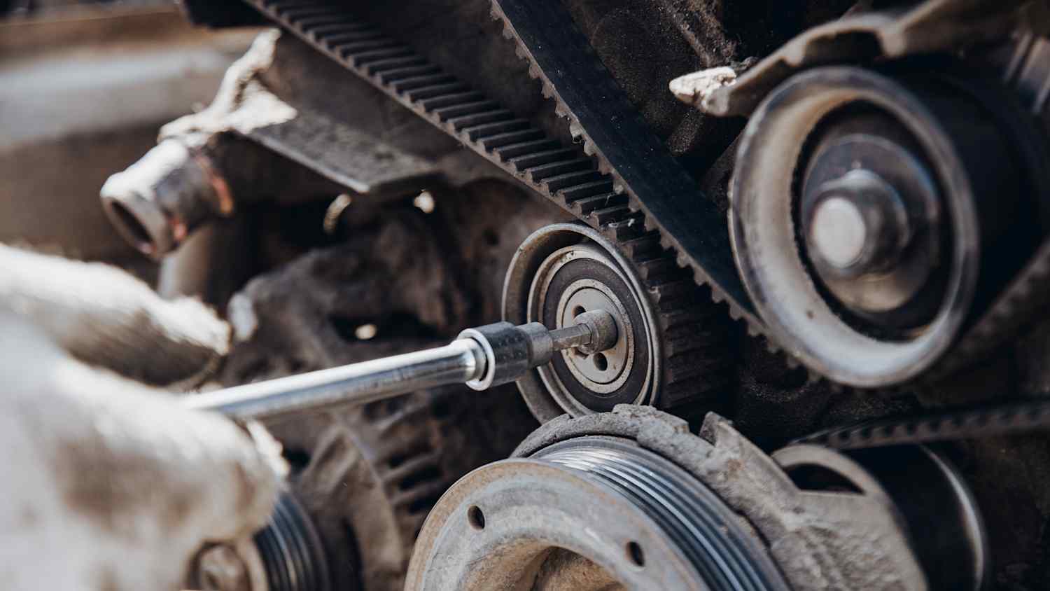 Ein neuer Zahnriemen wird in einen Automotor eingebaut