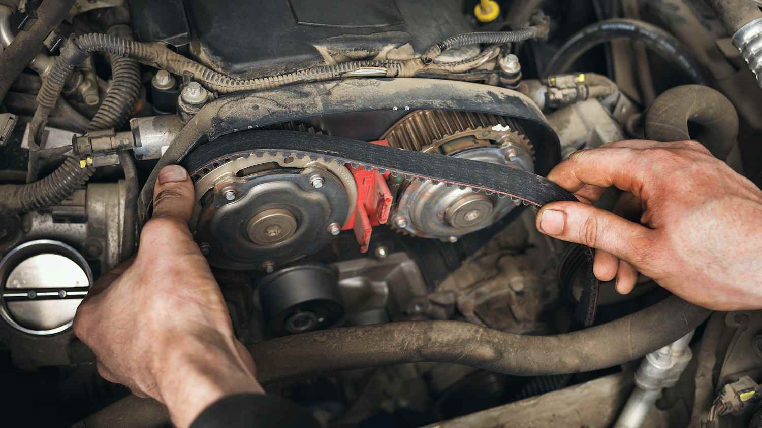 Automechaniker wechselt den Zahnriemen im Auto, Nahaufnahme