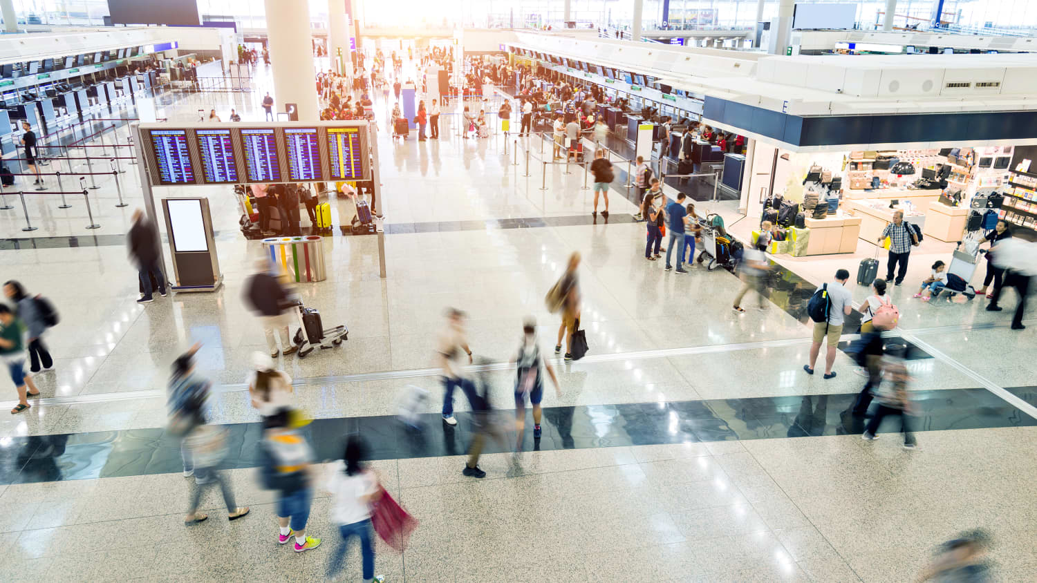 Überblick über eine Halle am Flughafen